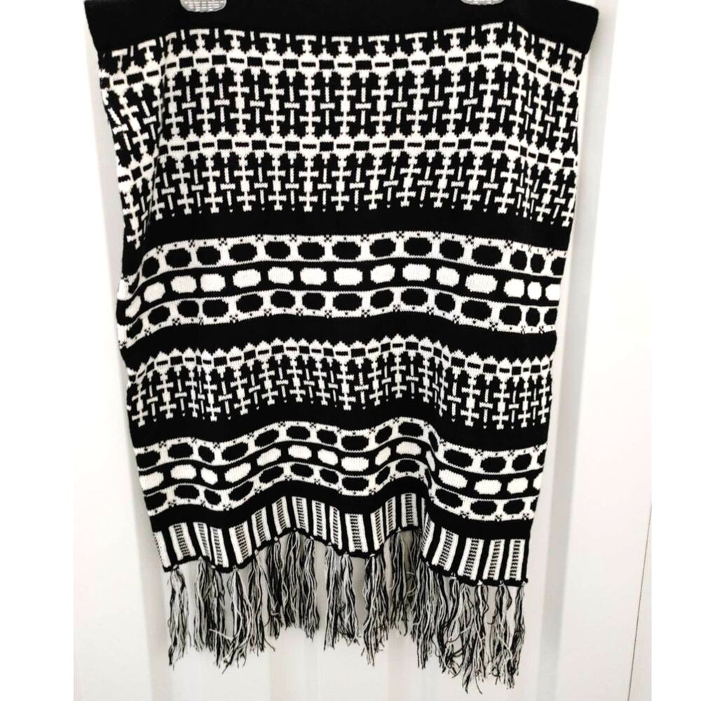 Kate & Mallory Sweater Skirt Fringe 1X Black White